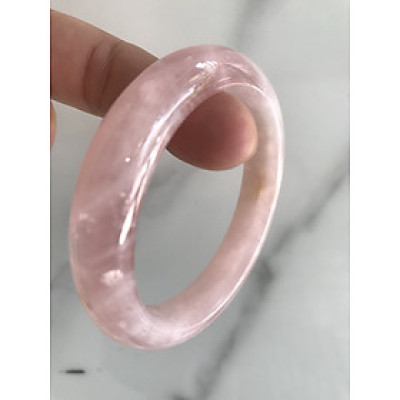 Vòng Thạch Anh Hồng Tự Nhiên Bản Hẹ Mới đẹp Ni 54mm Cao 12mm Dầy 8mm Màu Hồng tươi xinh bóng đẹp Nữ mệnh Hỏa mệnh Thổ tay vừa đeo 50kg - 54 kg ạ