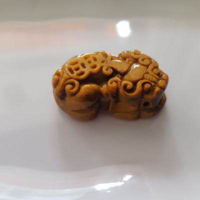 Tỳ Hưu Đá Mắt Hổ Vàng Nâu Tự Nhiên To Phối Vòng Tay Nam  Kích thước tỳ hưu dài 35mm x ngang 20mm  Phối vòng tay nam size 14ly, 16ly và 18ly ạ