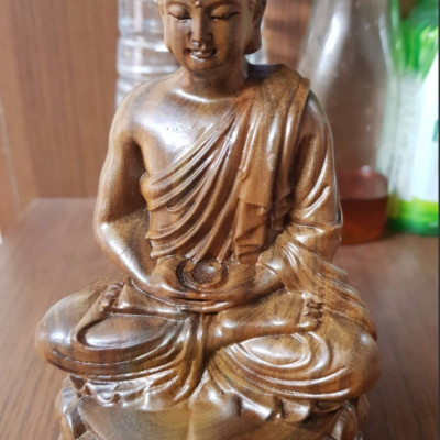 Tượng phật bổn sư thích ca bằng gỗ bách xanh thơm phức kt cao 15×9cm   