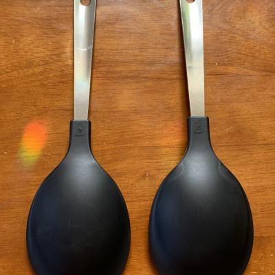 Muôi múc canh đầu silicone Echo Metal 25.5cm, thiết kế tay cầm với đường cong nhẹ, giúp thuận tiện hơn khi sử dụng- nội địa Nhật Bản 