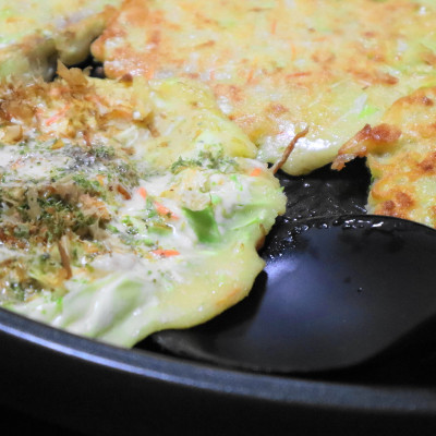 Muôi múc canh đầu silicone Echo Metal 25.5cm, thiết kế tay cầm với đường cong nhẹ, giúp thuận tiện hơn khi sử dụng- nội địa Nhật Bản 