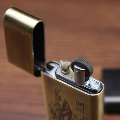 Vỏ Hột Quẹt Bật Lửa Xăng Đá Dolphin HY-699Q Khắc Hình Quan Công Độc Lạ - Nhiều Màu