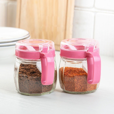 Bộ 5 Hủ Đựng Gia Vị Thủy Tinh Gồm 2 Bình Rót Và 3 Hũ Đựng Chất Lỏng Có Nắp Bật Tặng Kèm Thìa Hủ Màu Hồng Trong Suốt.