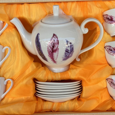 Bộ ấm chén pha trà sứ trắng họa tiết lông vũ tím