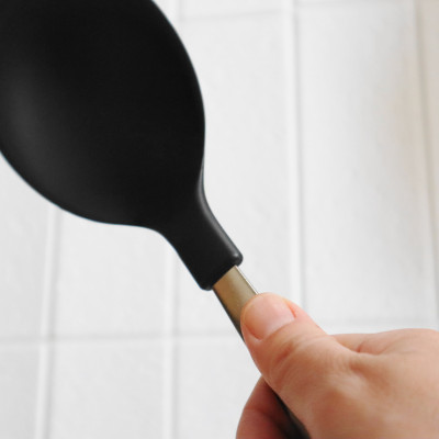 Muôi múc canh đầu silicone Echo Metal 25.5cm, thiết kế tay cầm với đường cong nhẹ, giúp thuận tiện hơn khi sử dụng- nội địa Nhật Bản 