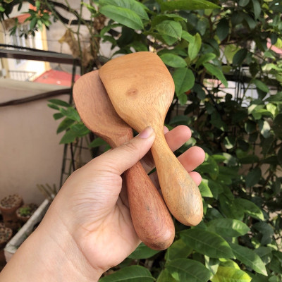 Muôi xới cơm dáng lệch cán tròn bằng gỗ tự nhiên (CTH730) Chịu nhiệt độ cao - bền đẹp - An toàn cho sức khỏe