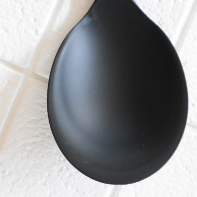 Muôi múc canh đầu silicone Echo Metal 25.5cm, thiết kế tay cầm với đường cong nhẹ, giúp thuận tiện hơn khi sử dụng- nội địa Nhật Bản 