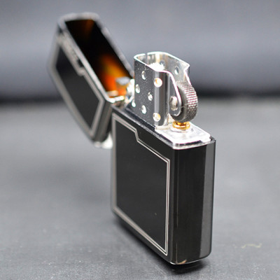 Vỏ Hột Quẹt Bật Lửa Xăng Đá Zorro Z8734 Họa Tiết Kẻ Viền sang trọng - Dùng Xăng Bấc Đá