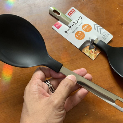 Muôi múc canh đầu silicone Echo Metal 25.5cm, thiết kế tay cầm với đường cong nhẹ, giúp thuận tiện hơn khi sử dụng- nội địa Nhật Bản 
