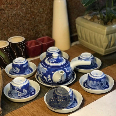 Bộ Ấm Chén Trà Đạo Gốm Trắng Men Lam Bát Tràng Long Ẩn Dáng Đường Vũ Dung Tích 300ml (Bộ Ấm Chén) ATA 20