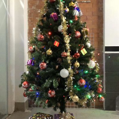 Cây thông noel 3 loại lá gắn trái thông cao 210cm