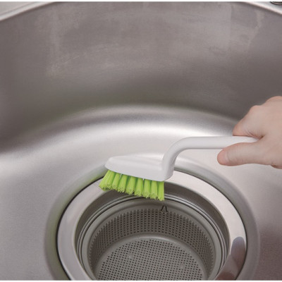 Bàn chải cọ rửa Kokubo, thiết kế đầu vát chữ V giúp lấy đi những cặn bẩn và mảng bám trên thành miệng ống cống chỉ cùng một lần cọ rửa - nội địa Nhật Bản 
