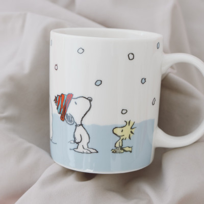 BỘ HAI CỐC CORNINGWARE, HÌNH SNOOPY SNOW, SỨ XƯƠNG, KÈM HỘP ĐỰNG