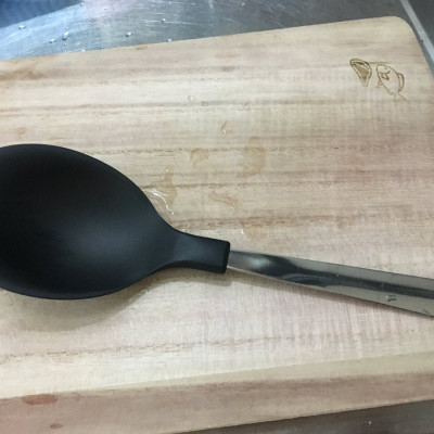 Muôi múc canh đầu silicone Echo Metal 25.5cm, thiết kế tay cầm với đường cong nhẹ, giúp thuận tiện hơn khi sử dụng- nội địa Nhật Bản 