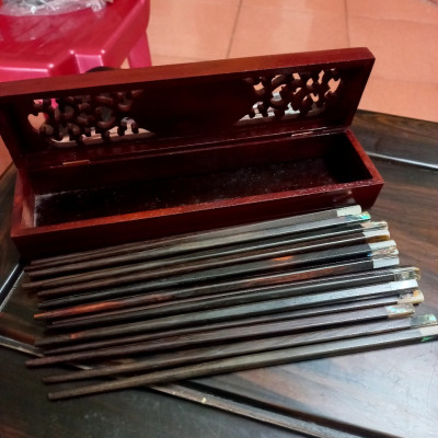 Đũa ăn cao cấp bằng gỗ trắc đen + hộp đựng đũa bằng gỗ hương 