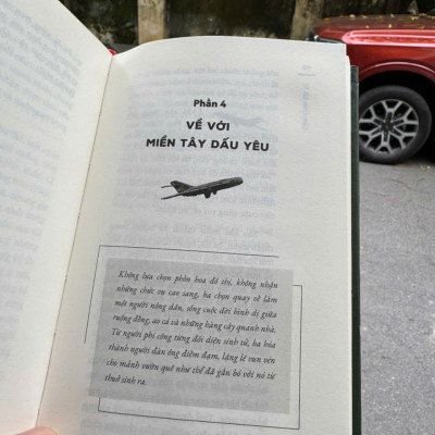 (Bìa cứng, Tặng Bookmark, Postcard) CÁNH CHIM BẤT TỬ - Câu chuyện về người phi công huyền thoại Nguyễn Văn Bảy - Waka