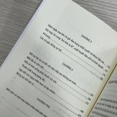  Sách - Đang cấp cứu: 17 câu chuyện sinh tử từ phòng cấp cứu (Nhã Nam HCM)