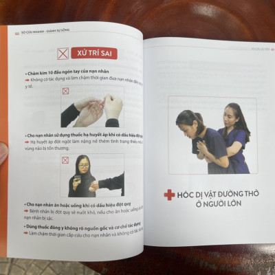 (Tặng kèm Poster 10 Kĩ năng sơ cấp cứu cơ bản) SƠ CỨU NHANH – GIÀNH SỰ SỐNG [36 Kỹ Năng Sơ Cấp Cứu Kèm Theo Bộ Video Hướng Dẫn Xử Trí Đầu Tiên Tại Việt Nam] - Tổ chức Giáo dục Sức khoẻ Wellbeing – NXB Kim Đồng
