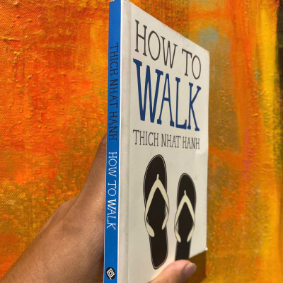 Sách - How to Walk (Mindfulness Essentials) by Thich Nhat Hanh / English Book / Sách Ngoại văn Nhập khẩu