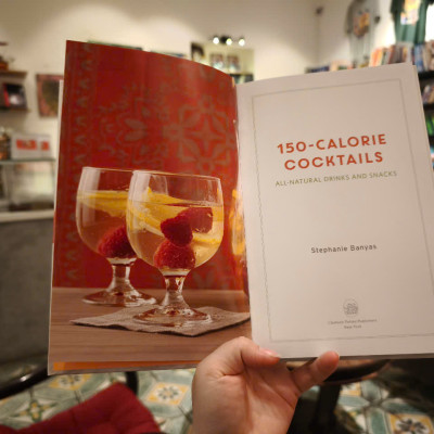Sách - 150-Calorie Cocktails: All-Natural Drinks and Snacks: A Recipe Book by Stephanie Banyas