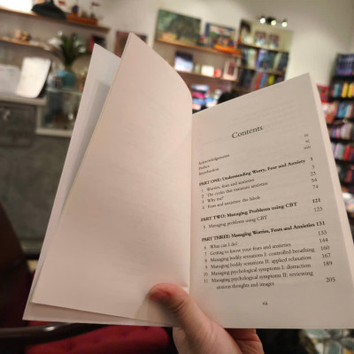 Sách - Overcoming Anxiety by Helen Kennerley - A self-help guide using cognitive behavioural techniques