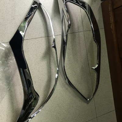 Bộ ốp trang trí viền đèn pha dành cho xe Toyota Fortuner 2013-2015