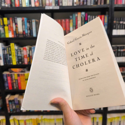 Sách - Love in the Time of Cholera by Gabriel García Márquez - Sách bìa mềm, Tiếng anh
