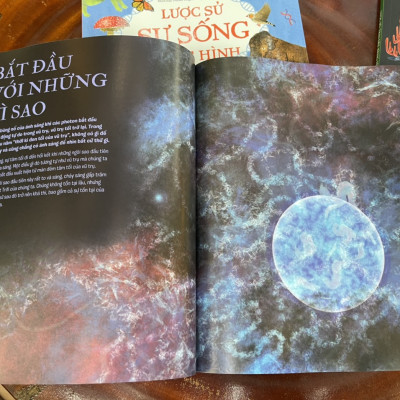 LƯỢC SỬ VŨ TRỤ BẰNG HÌNH - Hành trình vượt không gian và thời gian- Anne Rooney – Mỹ Linh dịch - Natalie Hughes minh hoạ - NXB Kim Đồng (bìa mềm - in màu toàn bộ)