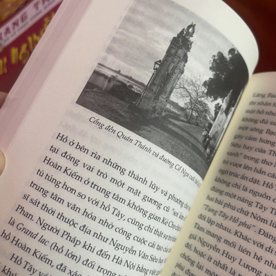 (Có chữ ký tác giả) TRIỆU DẤU CHÂN QUA NHỮNG CỬA Ô – Nguyễn Trương Quý – Nhã Nam – NXB Phụ Nữ (Bìa mềm)
