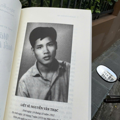 MÃI MÃI TUỔI HAI MƯƠI - NHẬT KÝ THỜI CHIẾN VIỆT NAM – Đặng Vương Hưng sưu tầm, giới thiệu – NXB Kim Đồng