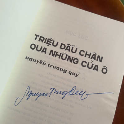 (Có chữ ký tác giả) TRIỆU DẤU CHÂN QUA NHỮNG CỬA Ô – Nguyễn Trương Quý – Nhã Nam – NXB Phụ Nữ (Bìa mềm)