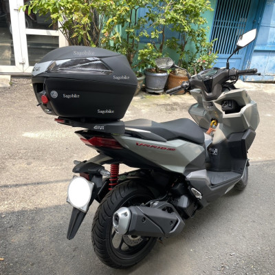 Thùng xe Vario 160, thùng givi B34NT kèm đế M7MN-S có đèn stop