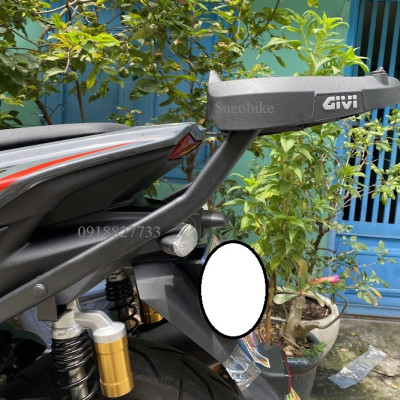 Đế đệm Givi M7MN-S có đèn stop, đệm nhựa thích hợp gắn các loại thùng Givi