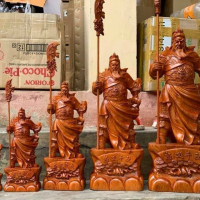 TƯỢNG QUAN CÔNG CƯỠI NGỰA ĐỨNG TRÊN GỐC CÂY TÙNG BẰNG GỖ HƯƠNG KT CAO 80