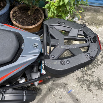 Đế đệm Givi M7MN-S có đèn stop, đệm nhựa thích hợp gắn các loại thùng Givi