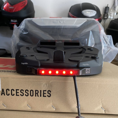 Đế đệm Givi M7MN-S có đèn stop, đệm nhựa thích hợp gắn các loại thùng Givi