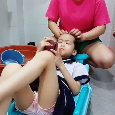 Ghế gội đầu cho bé có tay vịn -  ghế gội đầu chắc chắn sử dụng gấp gọn dễ dàng tiện lợi cho mẹ và bé