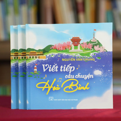 [Tặng kèm Postcard bản chép tay có chữ ký Nhạc sĩ Nguyễn Văn Chung] VIẾT TIẾP CÂU CHUYỆN HÒA BÌNH – Nguyễn Văn Chung – NXB Đại học Sư phạm