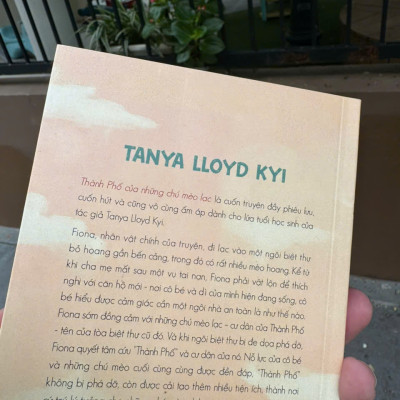 THÀNH PHỐ CỦA NHỮNG CHÚ MÈO LẠC - Tanya Lloyd Kyi - Nguyễn Thúy Quỳnh dịch - Đông Tây