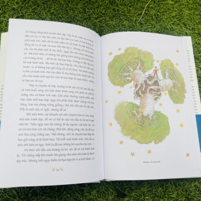 BÌA CỨNG KỶ NIỆM IN 500c – HOÀNG TỬ BÉ – MINH HỌA MÀU CỦA TÁC GIẢ ANTOINE DE SAINT-EXUPÉRY – BẢN DỊCH MỚI KỶ NIỆM 70 NĂM RA MẮT TÁC PHẨM – TRÁC PHONG DỊCH – NHÃ NAM PHÁT HÀNH -