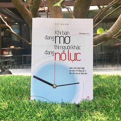 Combo sách: Mỗi Lần Vấp Ngã Là Một Lần Trưởng Thành (TB) + Khi Bạn Đang Mơ Thì Người Khác Đang Nỗ Lực  (MinhLongBooks)