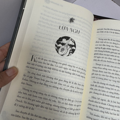 (Trọn bộ 2 tập) THE NAME OF THE WIND: QUÁN TRỌ BÍ ẨN, QUỶ DỮ LỘ DIỆN - Patrick Rothfuss - Xuân Các dịch - 1980 Books