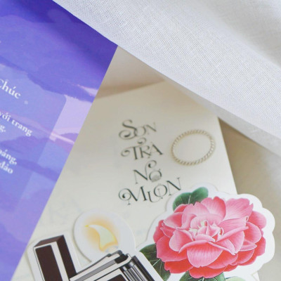 Sơn Trà Nở Muộn - Tặng Kèm 1 Bookmark Hoa Sơn Trà + 1 Bookmark Chiếc Bật Lửa + 1 Postcard