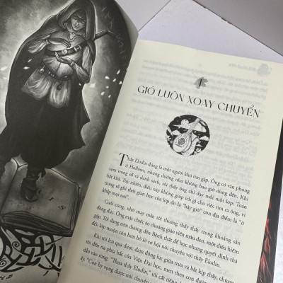 (Trọn bộ 2 tập) THE NAME OF THE WIND: QUÁN TRỌ BÍ ẨN, QUỶ DỮ LỘ DIỆN - Patrick Rothfuss - Xuân Các dịch - 1980 Books