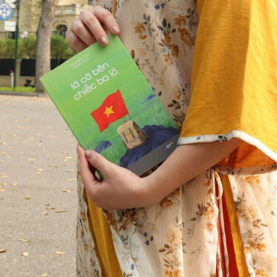 Sách - Lá Cờ Bên Chiếc Ba Lô - AZ Việt Nam