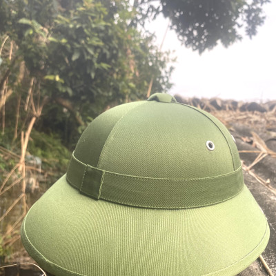 Mũ cối tàu lòng vàng khuy trắng cốt phíp, vải Gabadin tô châu, rơi va đạp không vỡ, tuyệt đối không ngấm nước, vải không phai, phiên bản cối xưa