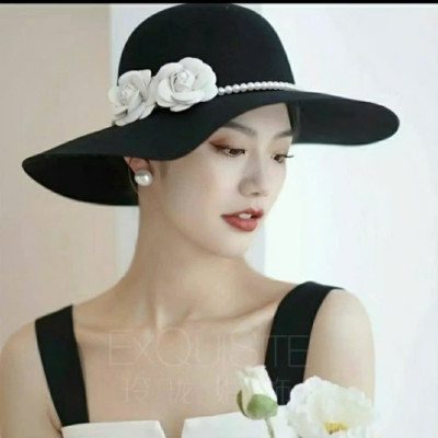 Nón mũ nỉ rộng vành Fedora kết 2 hoa voan kiếng phối đai ngọc trai nhân tạo dona25070101