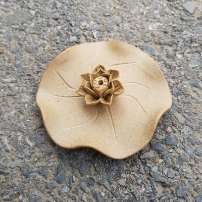 Đĩa đốt trầm đắp sen nổi DDT08