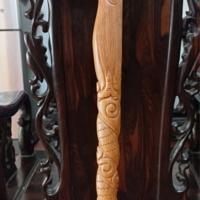 Gậy batong hỗ trợ đi lại cho người già bằng gỗ hương đá kt 90×1O×3.4cm