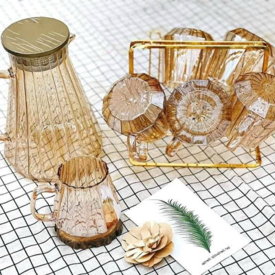 BỘ BÌNH ĐỰNG NƯỚC UỐNG THỦY TINH KÈM 6 CỐC VÀNG SỌC VÀ GIÁ ÚP CỐC - VD106